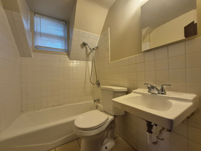 Building Photo - 763 Tuscarora Ave W