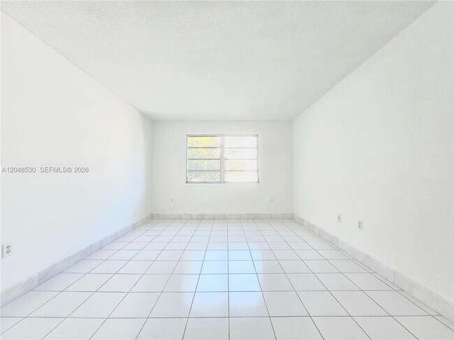 Building Photo - 1225 NE 124th St