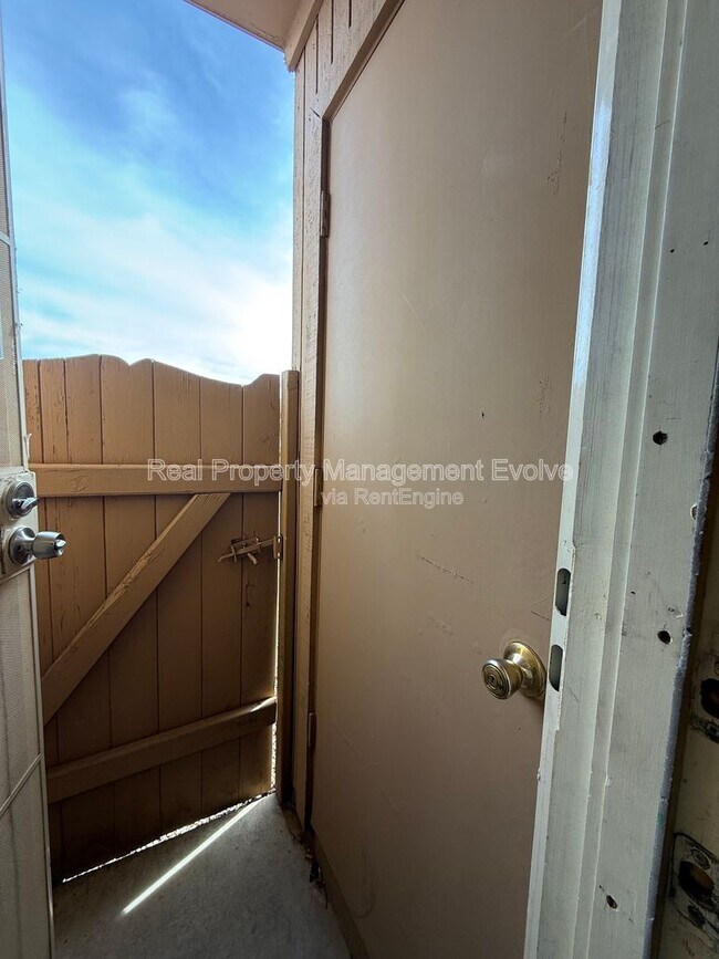 Building Photo - 502 W Yukon Dr