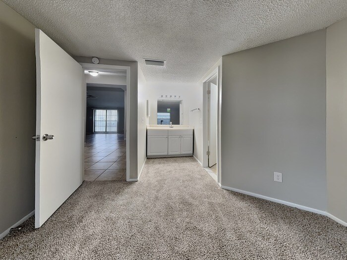 Building Photo - 9402 Lonsdale Ct