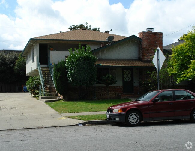 Primary Photo - 1018 W Iowa Ave