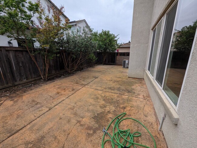 Building Photo - Well-Appointed Fairfield 4/2.5 Home with Excellent Location + Price