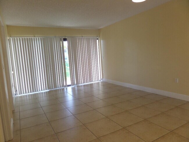 Building Photo - 1524 Lake Crystal Dr