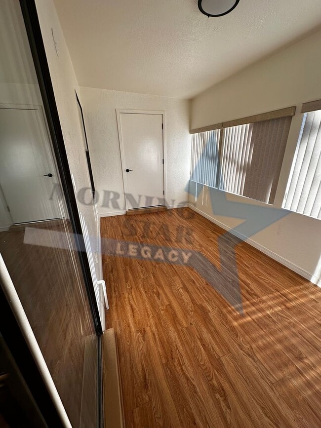 Building Photo - Large 2 bedroom with sunroom in immaculate condition.  Telshor neighborhood with garage!