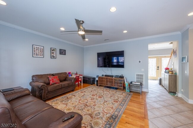 Building Photo - 27 Evergreen Ave