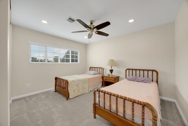 Building Photo - Adorable 4 Bed / 2 Bath Single Family Home