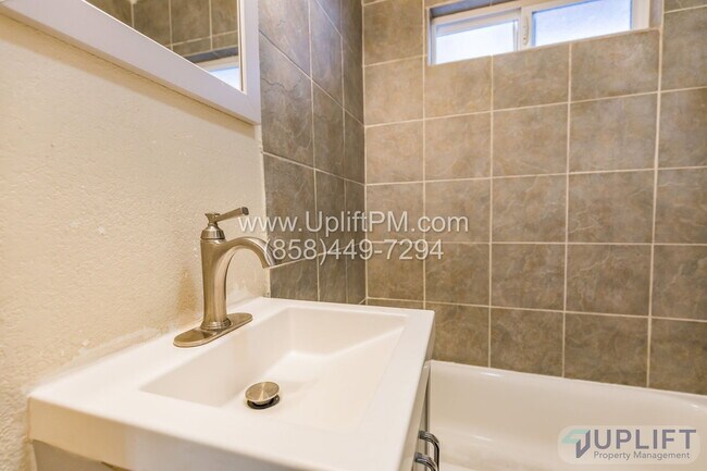 Building Photo - 4827 Castle Ave