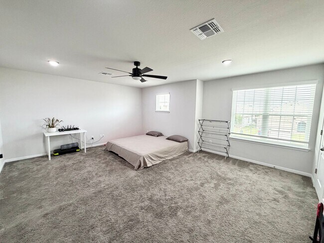 Building Photo - Spacious 4 bed/3 Bath home in Midway ISD