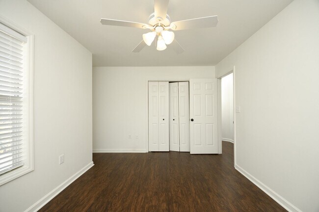 Building Photo - Now Available in Cary! Cozy 2-Bedroom Condo with Fireplace, Pool Access & Covered Porch!