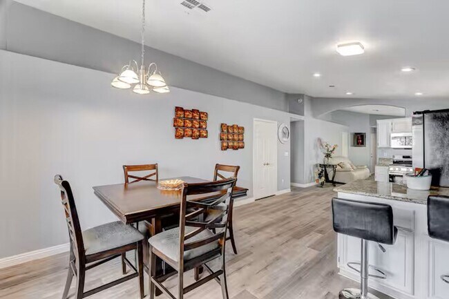 Building Photo - Short Term Rental & Furnished