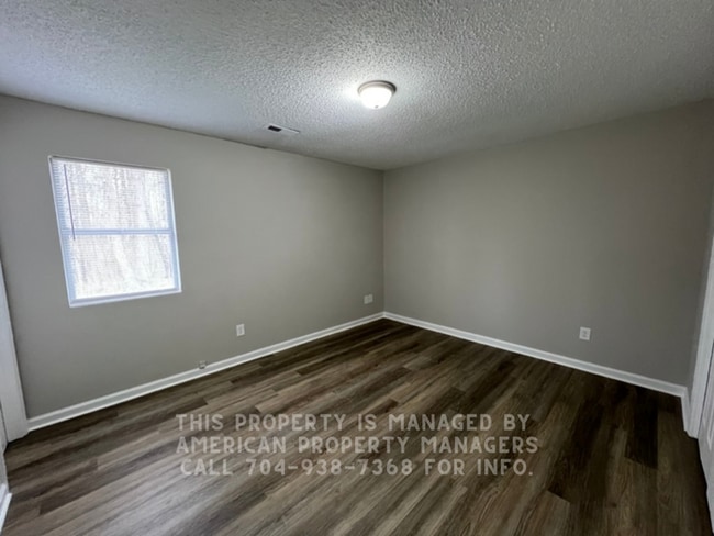 Building Photo - 318 Rustic Rd