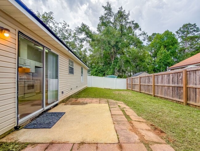 Building Photo - LOVELY SE 3/2 w/ New Paint, Fireplace, Fenced Yard, Vaulted Ceilings, Washer/Dryer, & No Carpet! ...