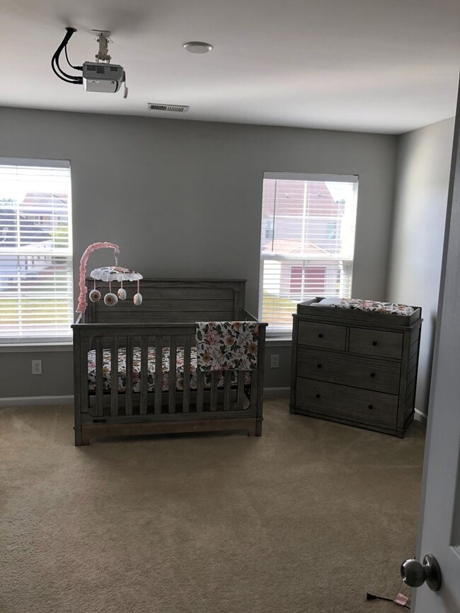 Building Photo - BEAUTIFUL HOME IN GODLEY PARK