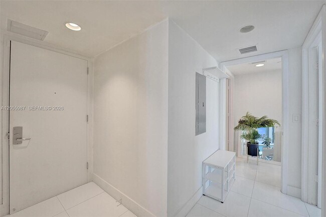 Building Photo - 2600 E Hallandale Beach Blvd