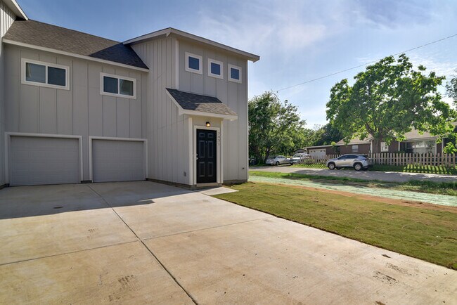 Building Photo - Brand New 3 bed 2.5 Duplex