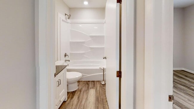 Building Photo - BEAUTIFUL 2 Bedroom, 1 bath with Renovations in the heart of Clintonville available June 1! SEE I...