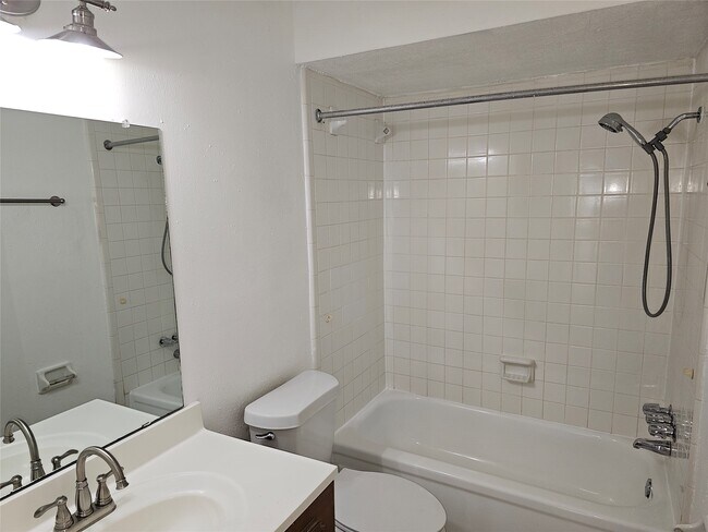 Building Photo - 221 Palm Aire Dr
