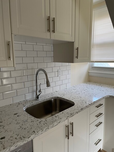 Kitchen - 175 N Lansdowne Ave