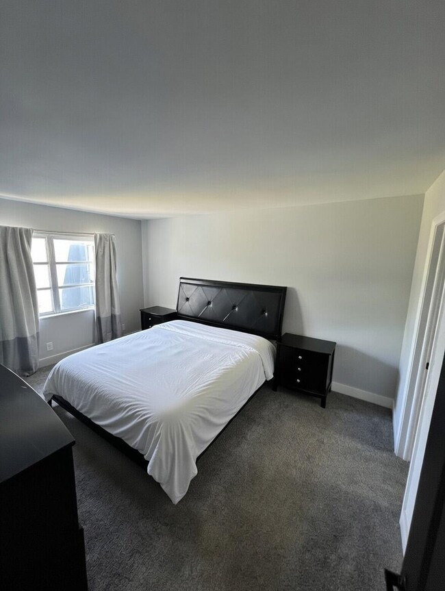 Building Photo - 1630 Embassy Dr