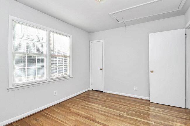 Building Photo - Lovely Two Bedroom Apartment Near Cotswold!