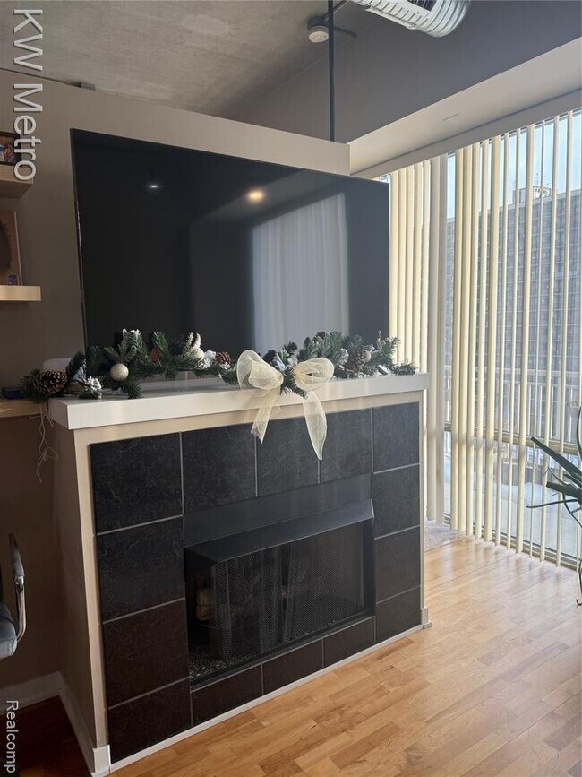 Building Photo - 350 N Main St