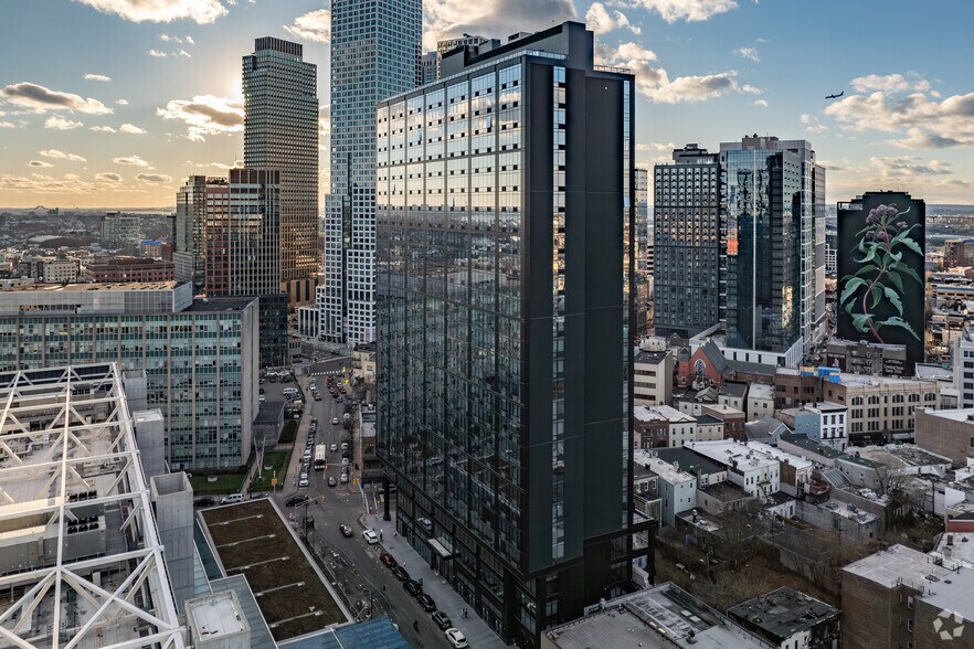 Building Photo - CMPND 15 Central
