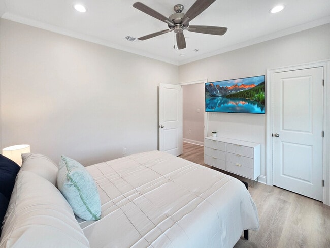 Building Photo - 996 Beach Blvd W