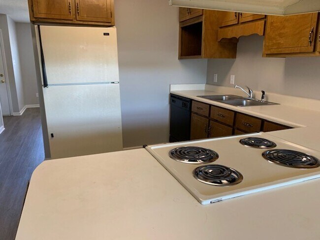 Building Photo - Remerton Townhome