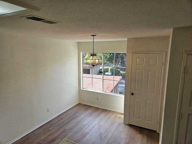 Building Photo - Wonderful 2 Bedroom 2 Bathroom Upper Level...