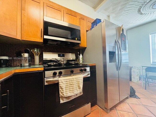 Building Photo - 1913 Riverside Dr