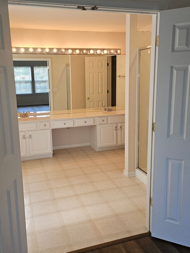 Building Photo - Beautiful Open Floor Plan with 4 Bedrooms