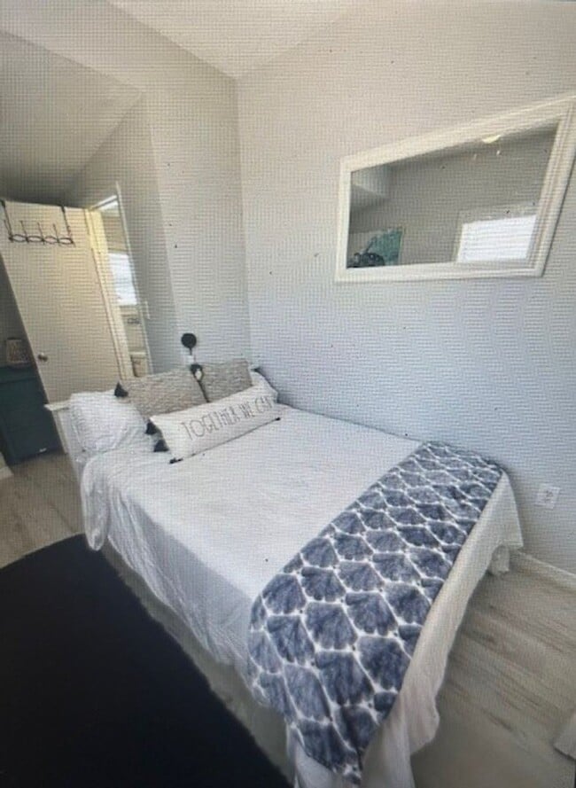 Building Photo - Quaint 1/1 within walking distance to the ...