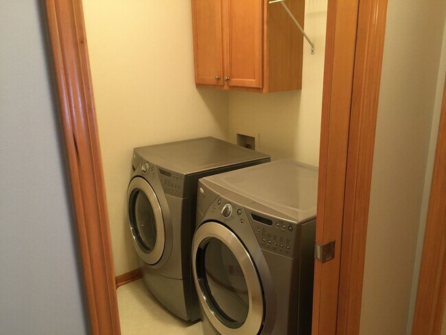 Building Photo - Adorable 2 bed 2 bath in Forest Hills Dist...