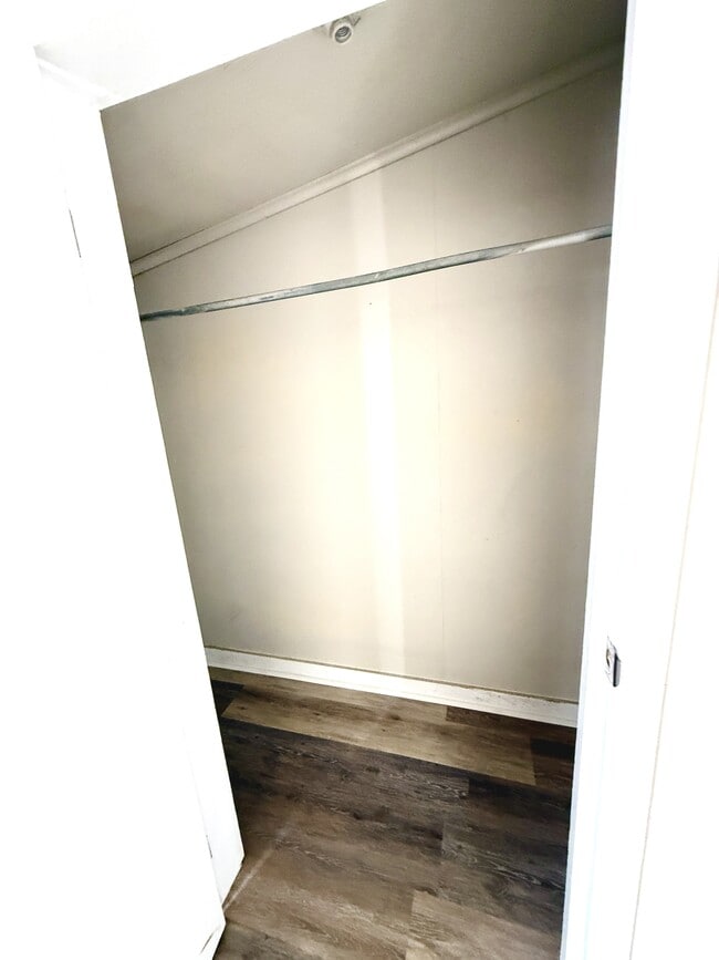 Building Photo - 422 D St SE