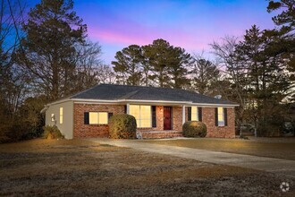 Building Photo - Newly Renovated 4 Bedroom, 2 Bath Home wit...