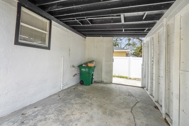 Building Photo - 2-Bedroom, 1.5-Bathroom Home in Tampa – Pe...