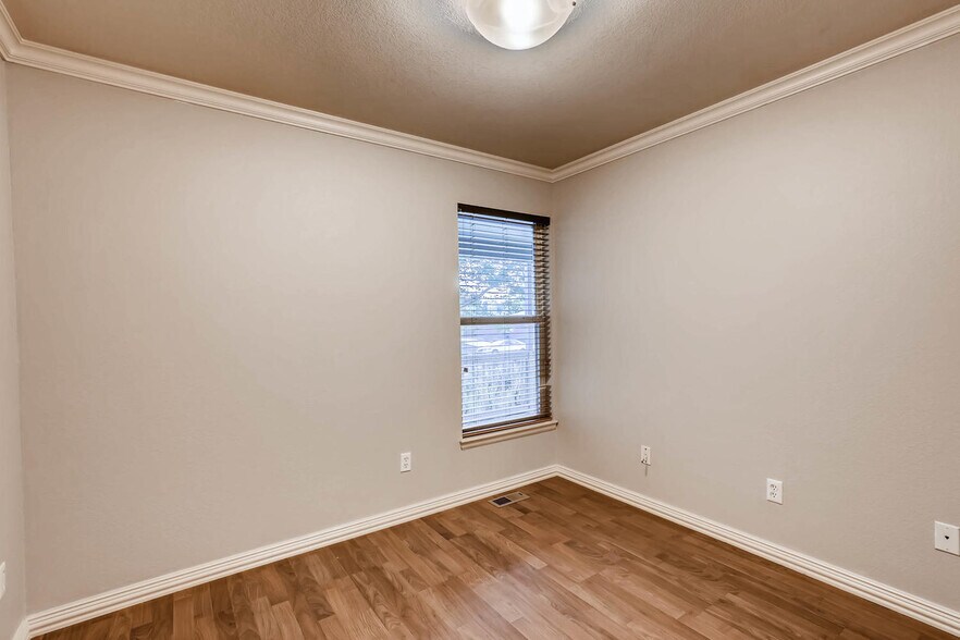 Building Photo - 802 S Tyler Ave