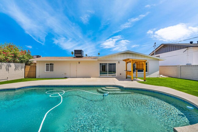 Building Photo - 6 Bedroom/4 Bath - Fully Remodeled