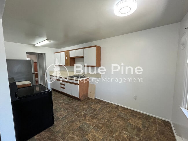 Building Photo - 1015 Russet St