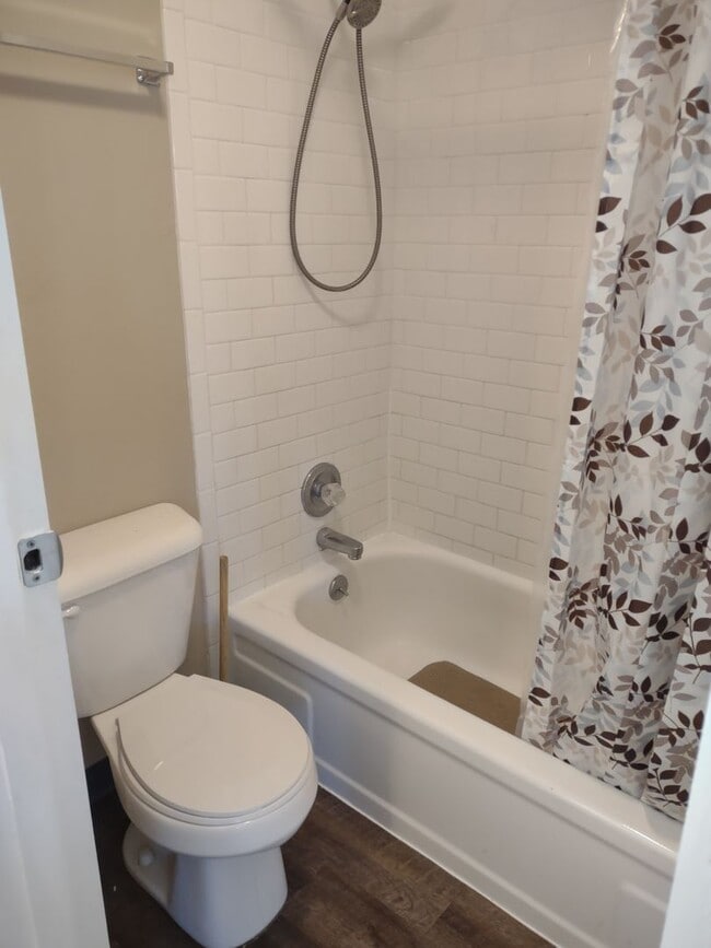 Building Photo - ALL PROSPECTIVE TENANTS MUST SUBMIT A $58 ...