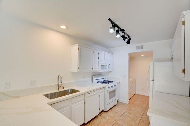 Building Photo - Renovated and Modern. This fantastic 2br in a gated community in Silverado Ranch has all the amen...