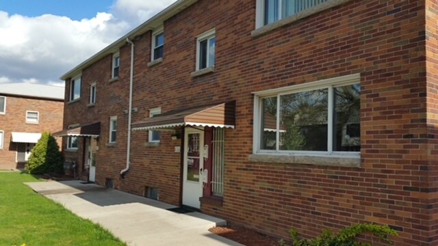 Building Photo - 636 Kenmore Ave