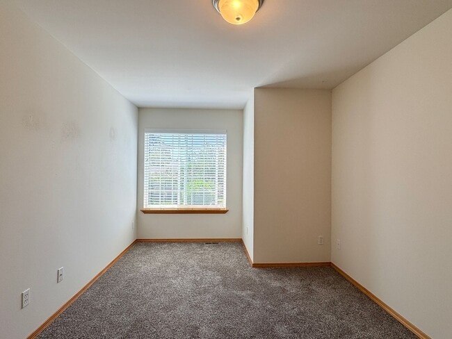 Building Photo - Beautiful 3 bed, 2.5 bath Edmonds Duplex U...