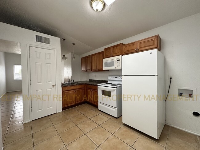 Building Photo - 423 E Thoroughbred St