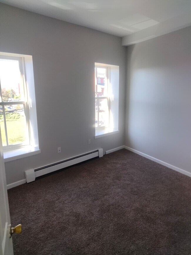 Building Photo - 588-612 E Main St