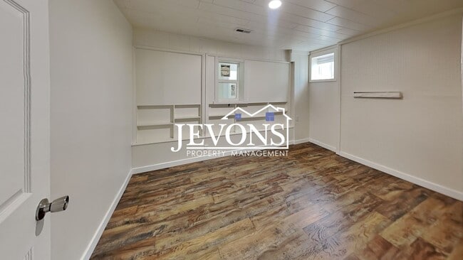 Building Photo - $1,000 Rent Credit if move-in occurs befor...