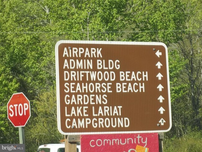 Building Photo - 933 Golden W Way