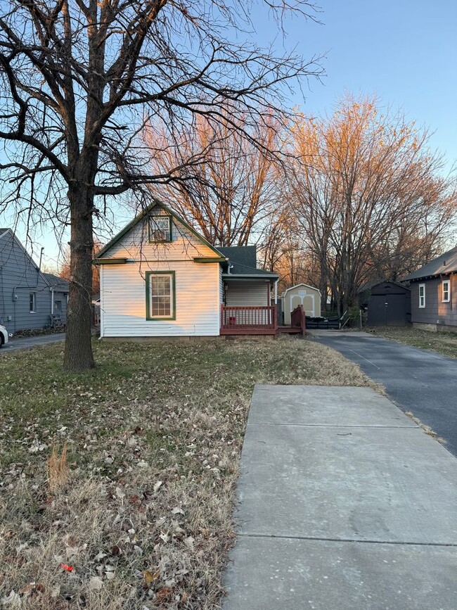 Building Photo - 3 Bedroom/1 bath house