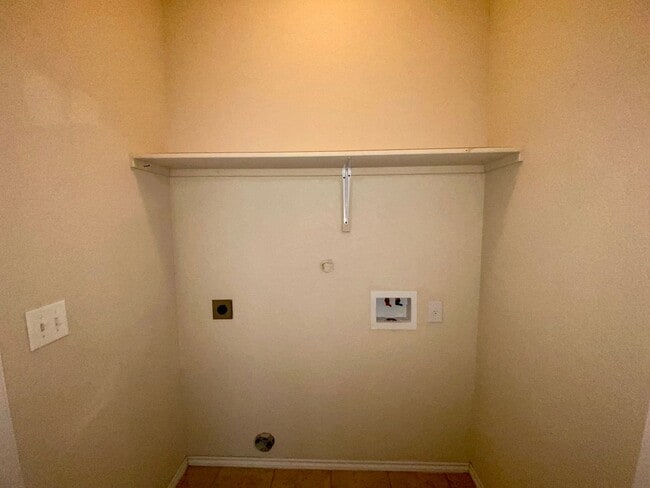 Building Photo - Move In Ready Duplex