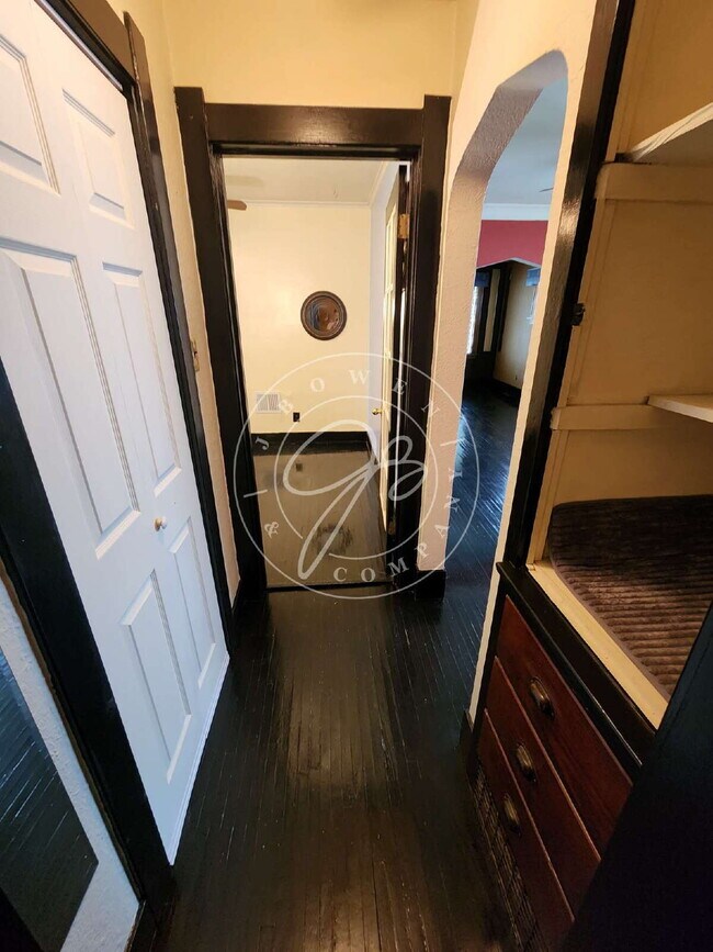 Building Photo - Adorable but unique 3+ bedrooms with bonus rooms! Fenced yard!